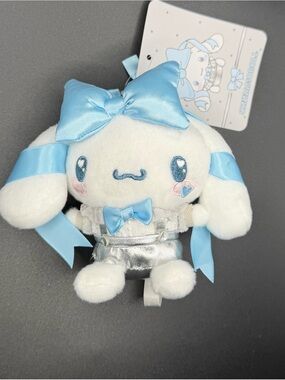 Sanrio Hong Kong exclusive Cinnamonroll with silver and bows outfit keychain